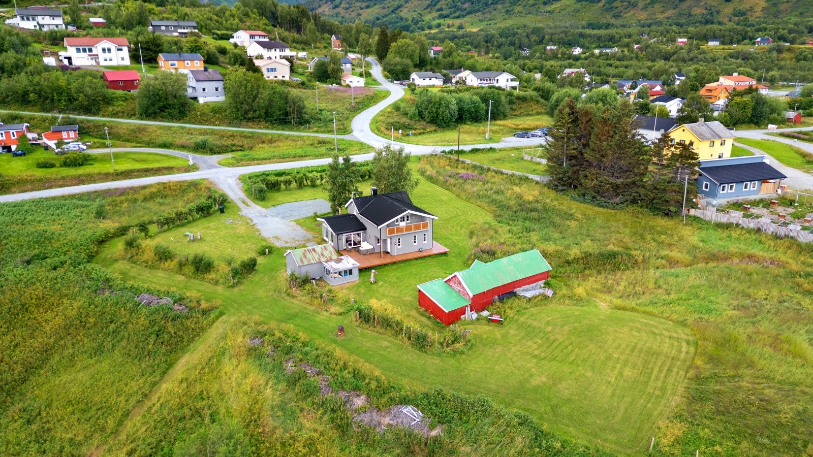 Området er et godt utgangspunkt for fjellturer i Lyngsalpene, fra enkle nærturer til mer krevende toppturer. Galleribilde