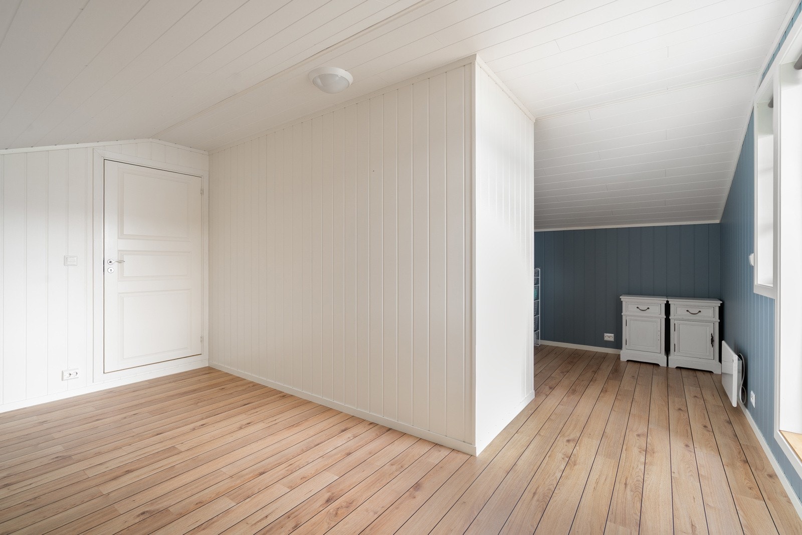 Stort og fleksibelt rom som passer perfekt som enten barnerom eller gjesterom med hjemmekontor. Galleribilde