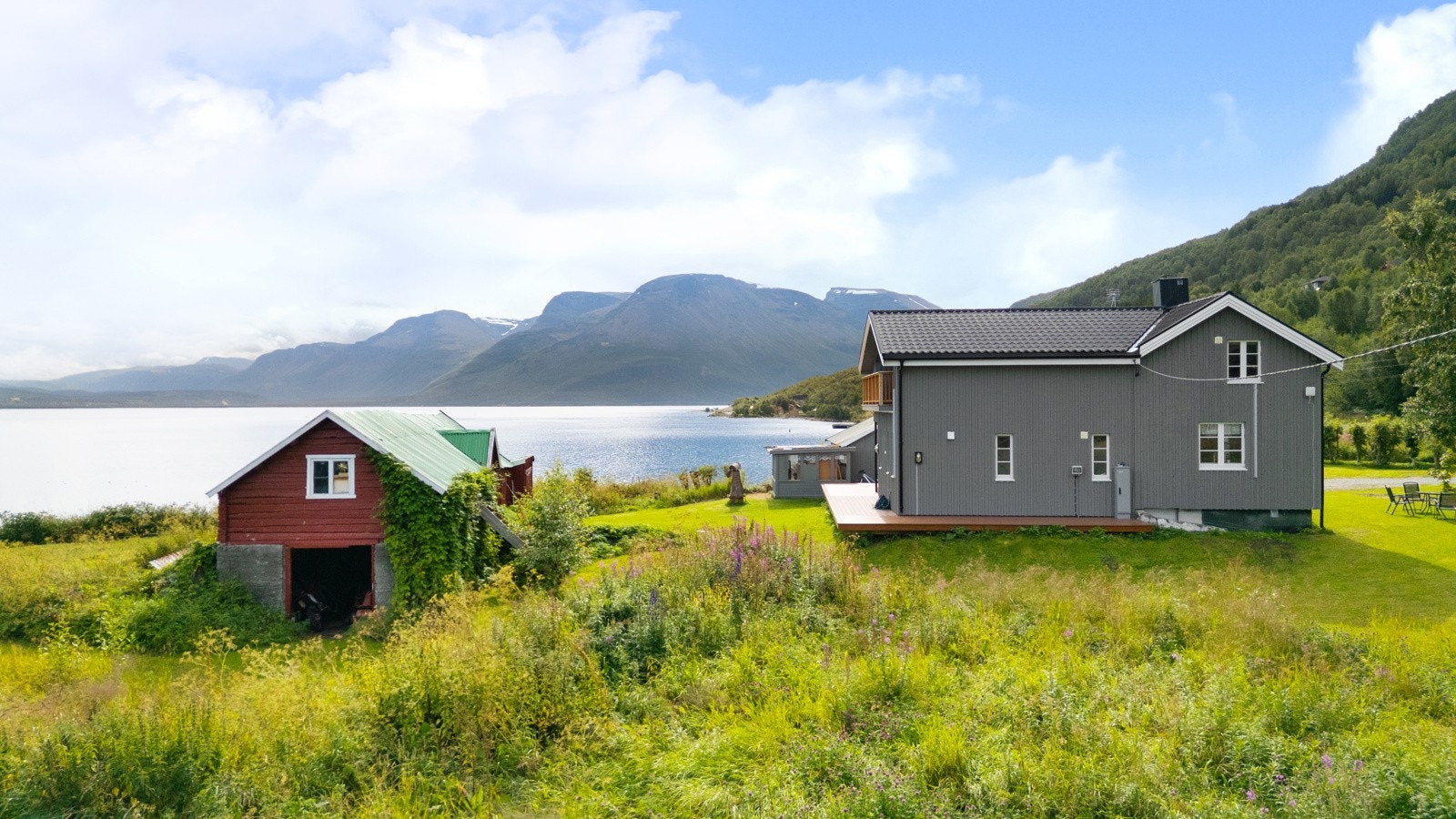 Eiendommen har en sjelden kombinasjon av romslig tomt, vakker natur og en ettertraktet beliggenhet tett på fjorden med egen strandlinje! Galleribilde