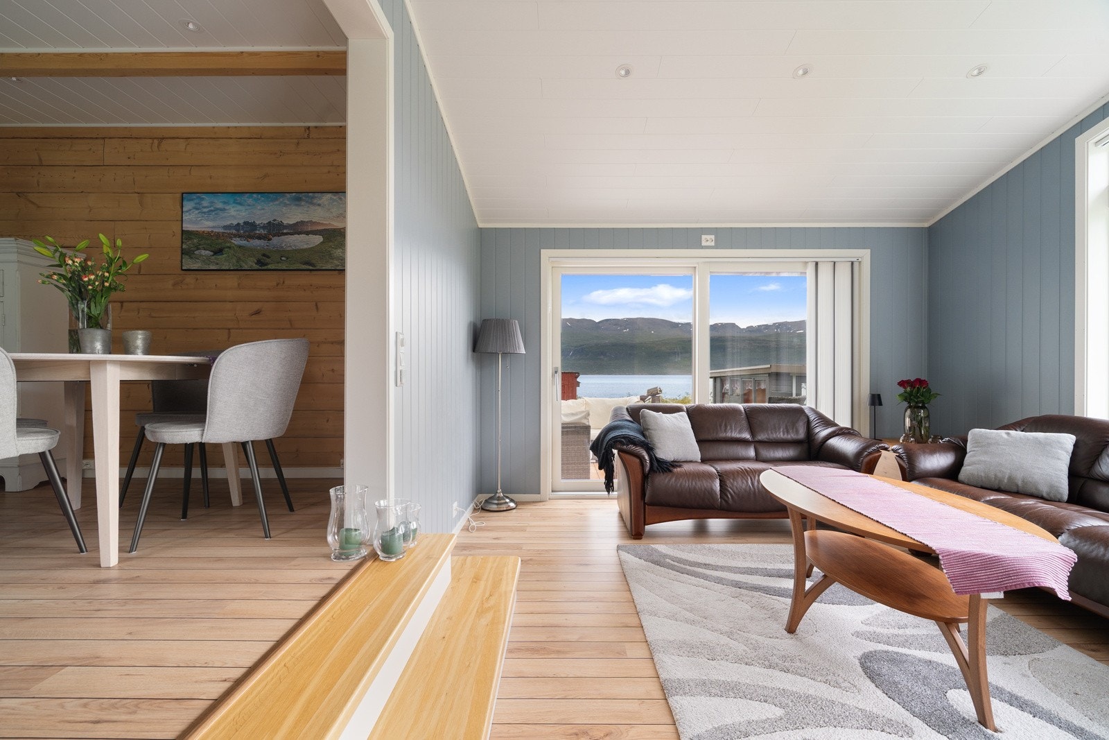 Stua byr på gode møbleringsmuligheter med flere sosiale soner. Galleribilde