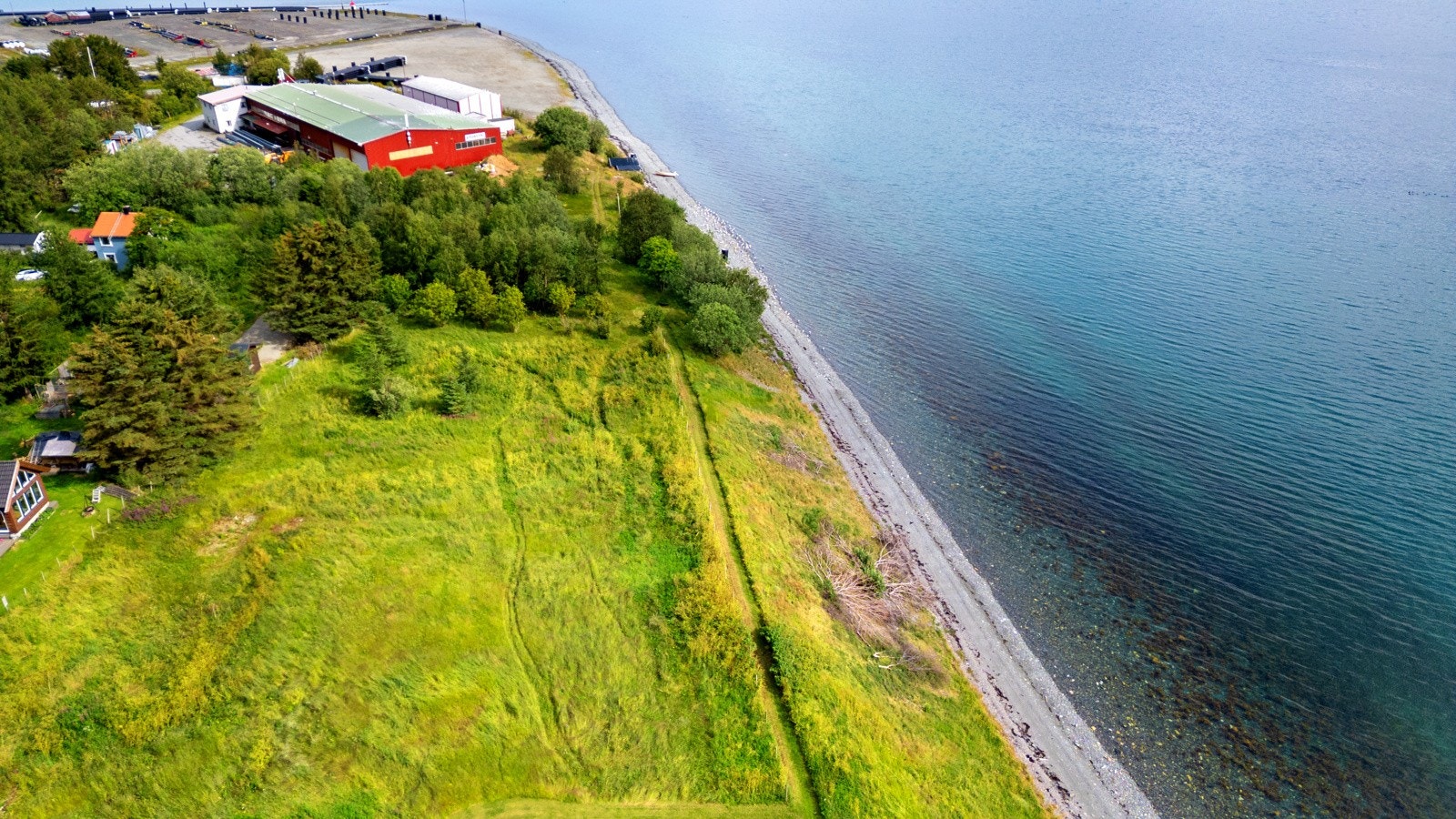 Eiendommen har egen strandlinje, som gir en helt spesiell nærhet til fjorden og naturen. Galleribilde