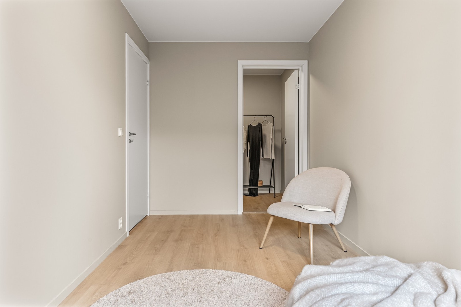 Soverommet i 1. etasje har direkte tilgang til garderobe. Galleribilde