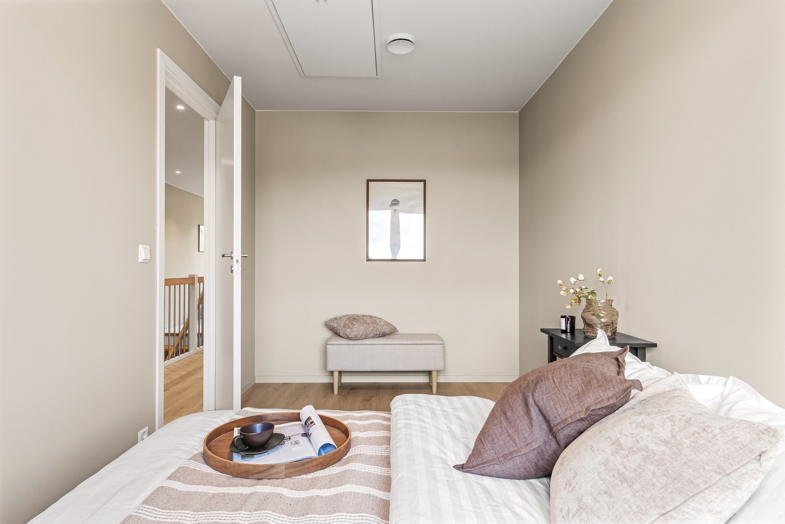 Det er mulighet for å montere skyvedørsgarderobe langs den ene veggen. Galleribilde