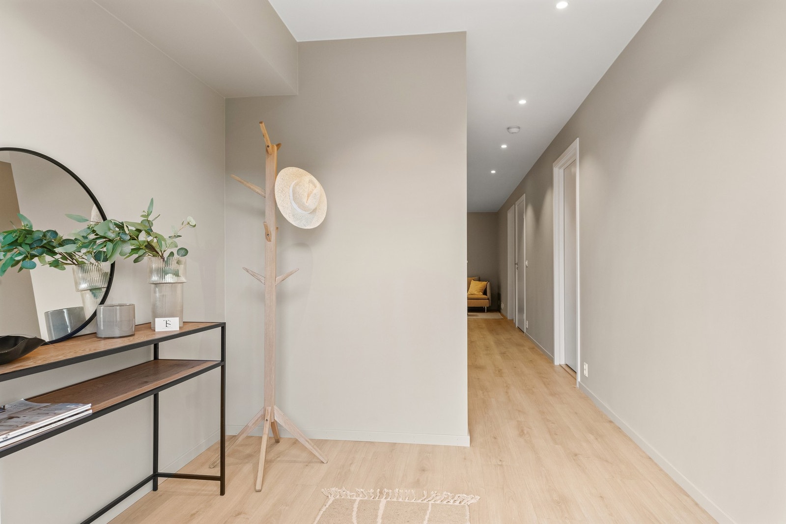 Inngangsparti med god plass til yttertøy. Galleribilde