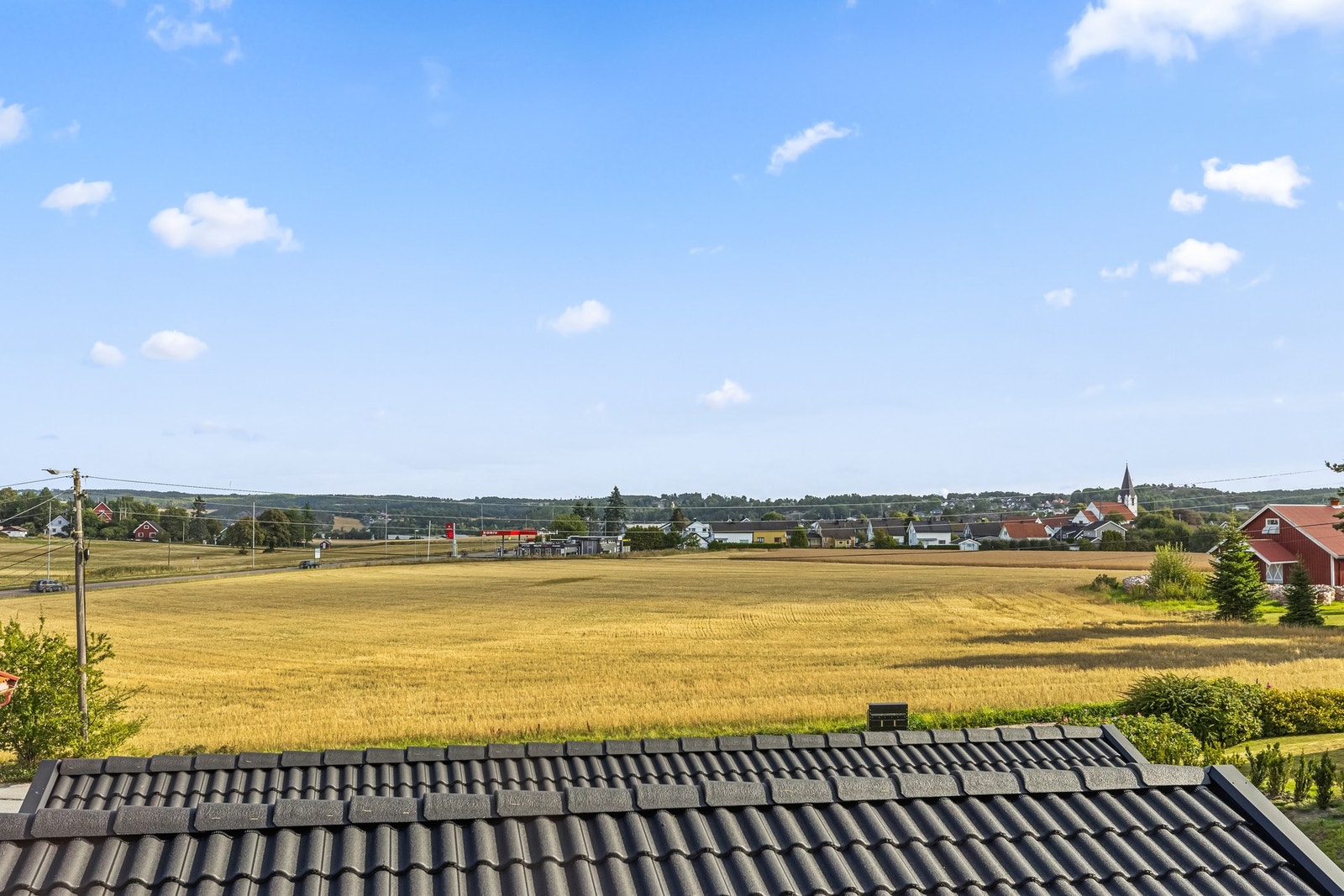 Fra 2. etasje er det fin utsikt til nærområdene. Galleribilde