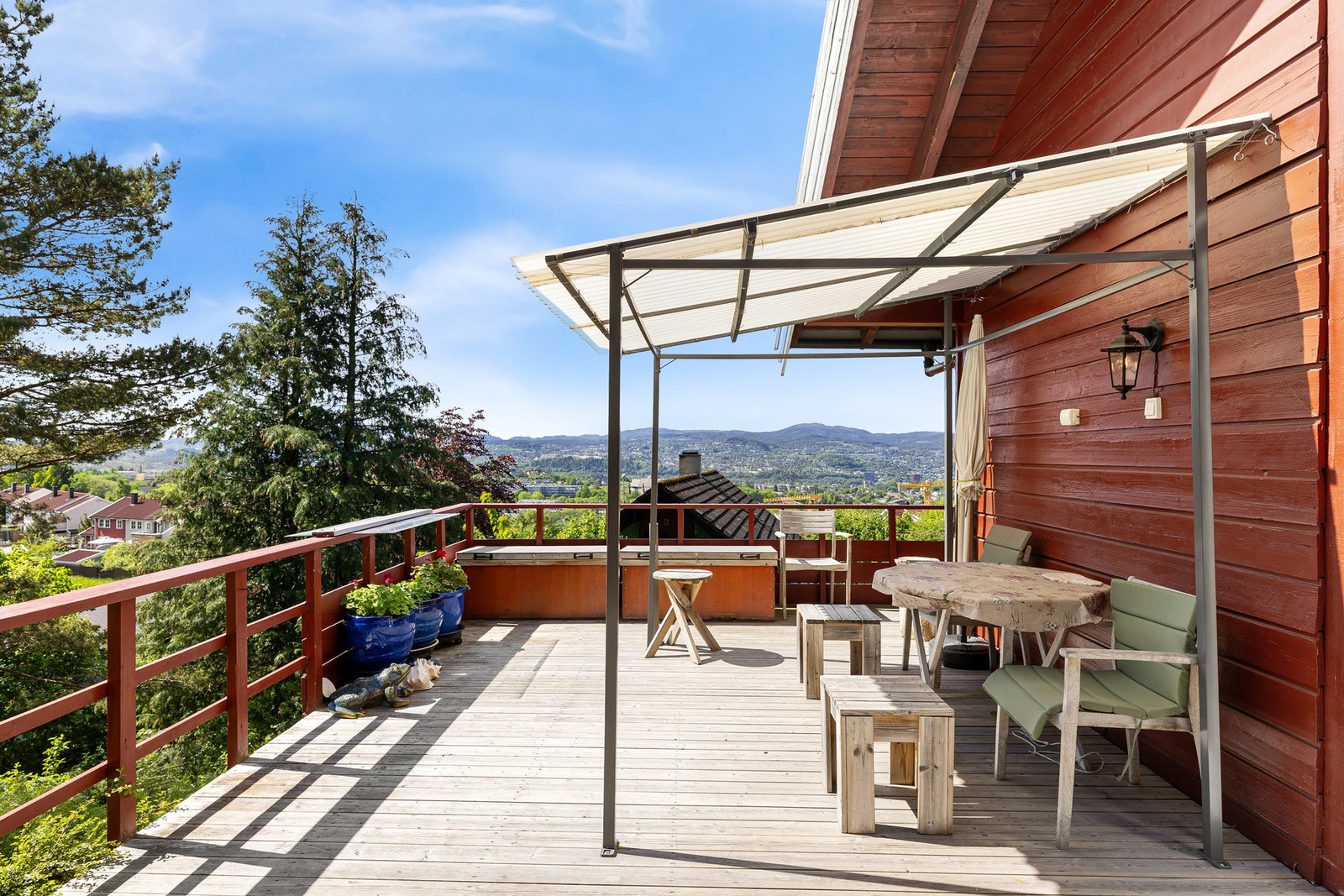 Terrassen er på hele ca. 41 kvm og byr på svært gode møbleringsmuligheter, med god plass til både spisegruppe, sittegruppe og grill. Galleribilde