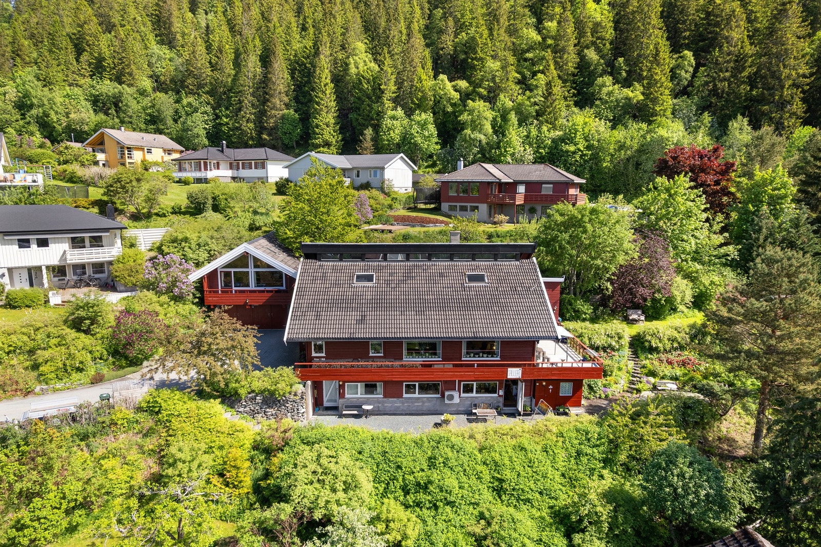 Kombinasjonen av stor tomt, arkitekttegnet bolig, markagrense,
betydelige arealer og gode utleiemuligheter gir et potensial som få andre eiendommer kan vise til. Galleribilde