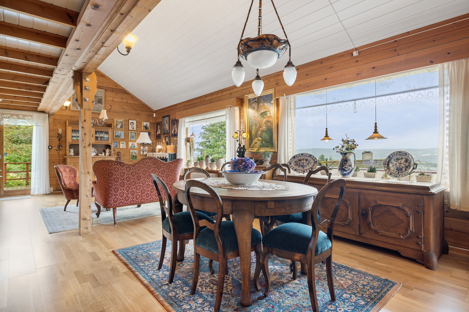 Store vindusflater sørger for et fantastisk lysinnslipp og en luftig atmosfære i spisestuen. Galleribilde