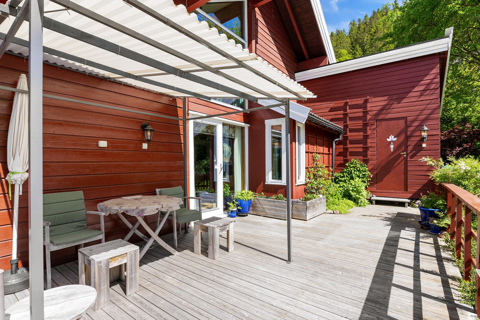 Fra stuen har du direkte utgang til den sørvendte terrassen. Galleribilde