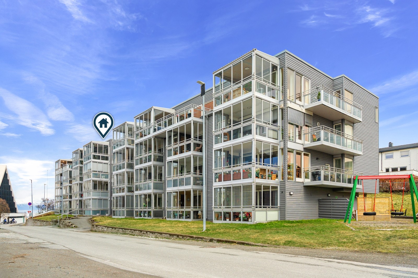 Fine lekeplasser og opparbeidet fellesområde.