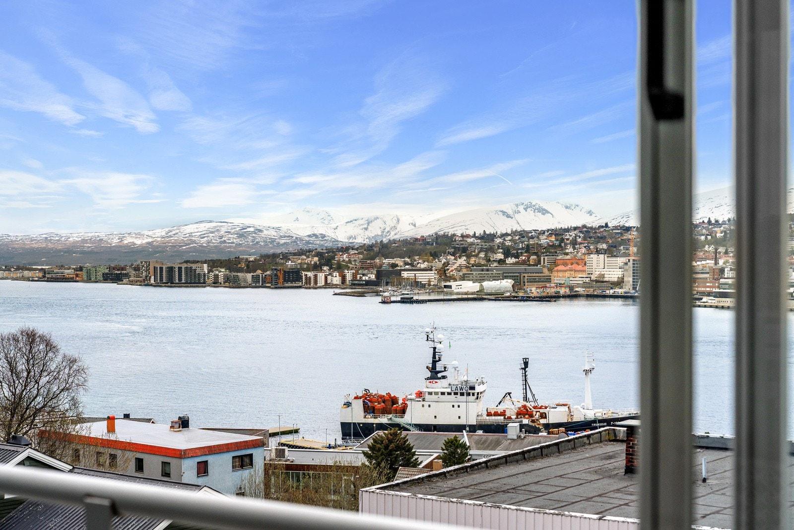 Fra den innglassede balkongen har man fantastisk utsikt mot sundet og Tromsøya.