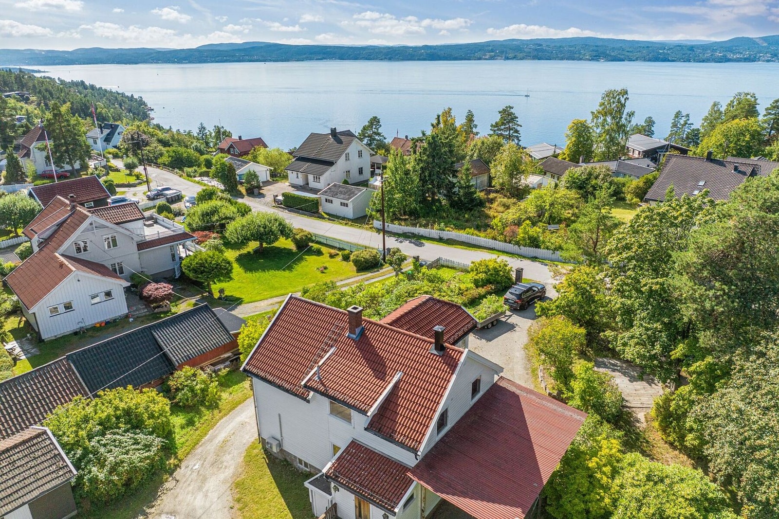 Her bor du med flotte solforhold og nærhet til både sjø og skog - samtidig som daglige gjøremål er lett tilgjengelige. Galleribilde