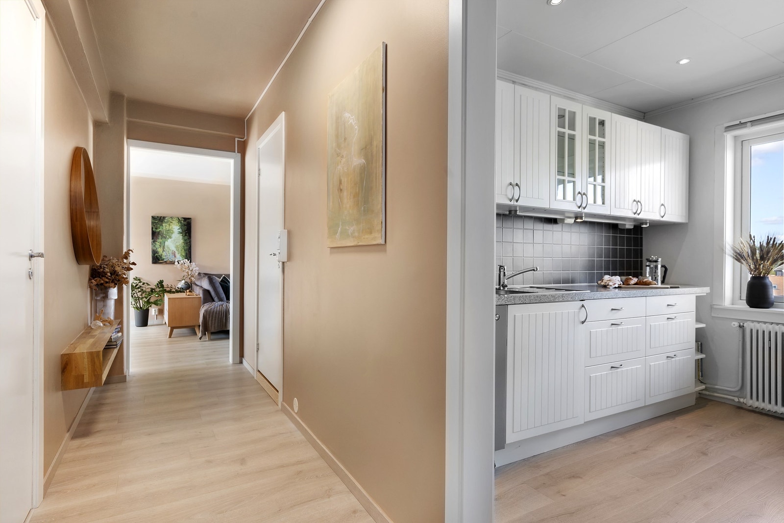 Fra entréen er det direkte tilgang til kjøkken, bad og stue. Galleribilde