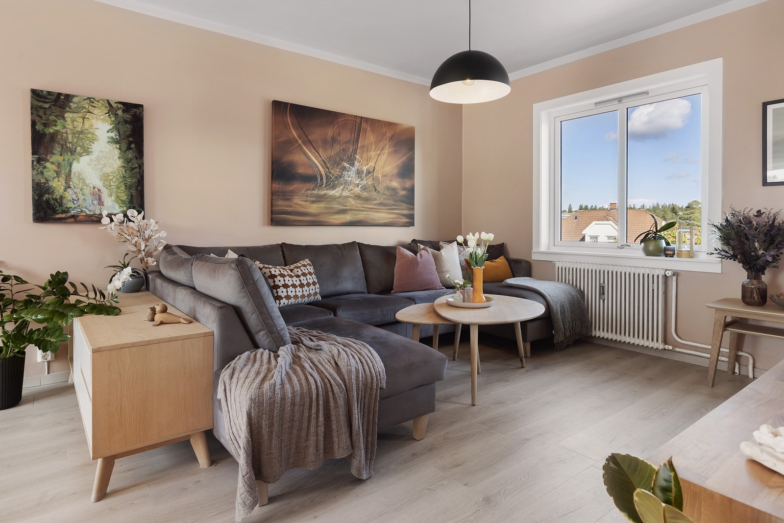 Oppvarming via radiatorer samt varmtvann er inkludert i de månedlige fellesutgiftene. Galleribilde