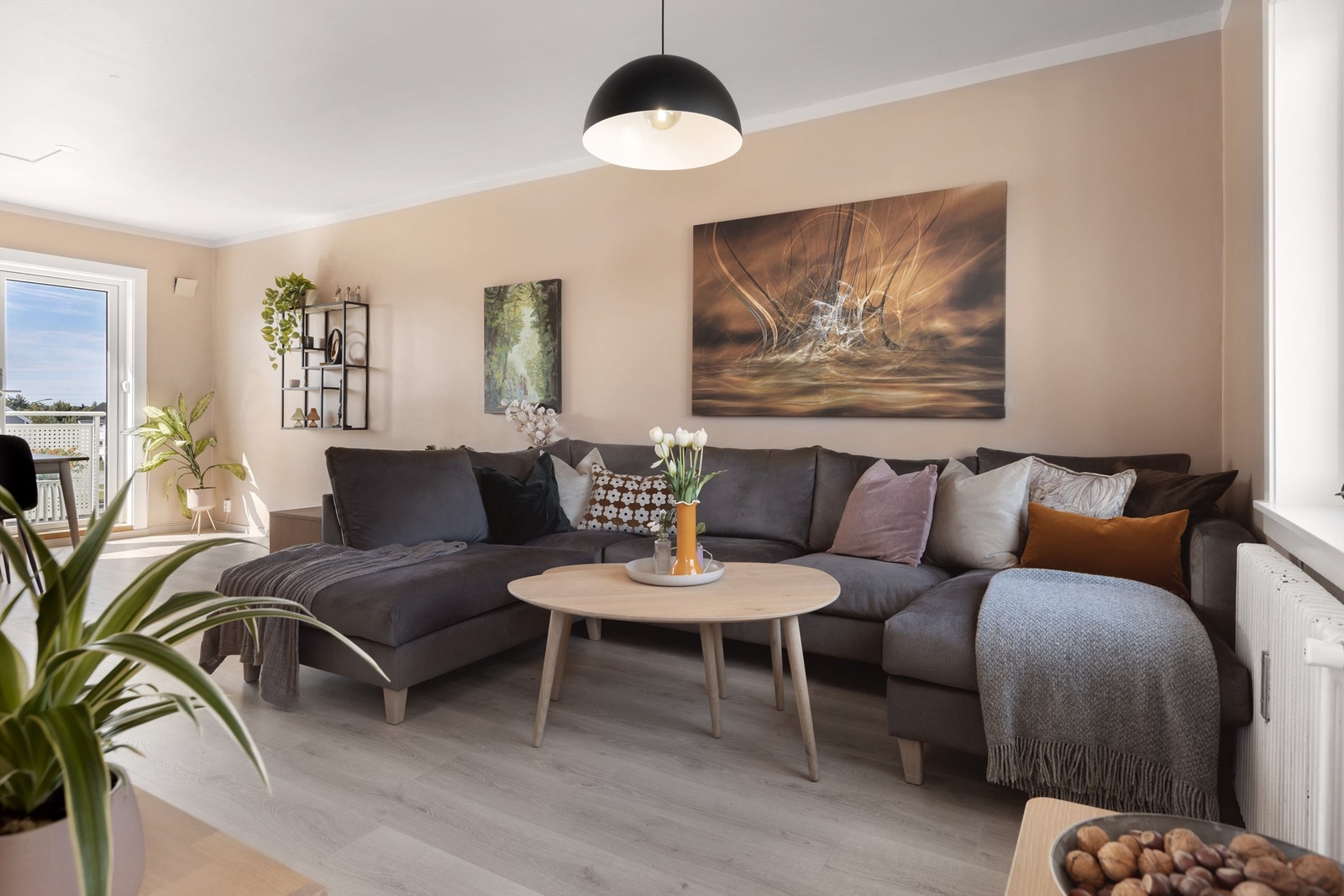 Leiligheten ligger i 3. etasje med lite innsyn. Galleribilde