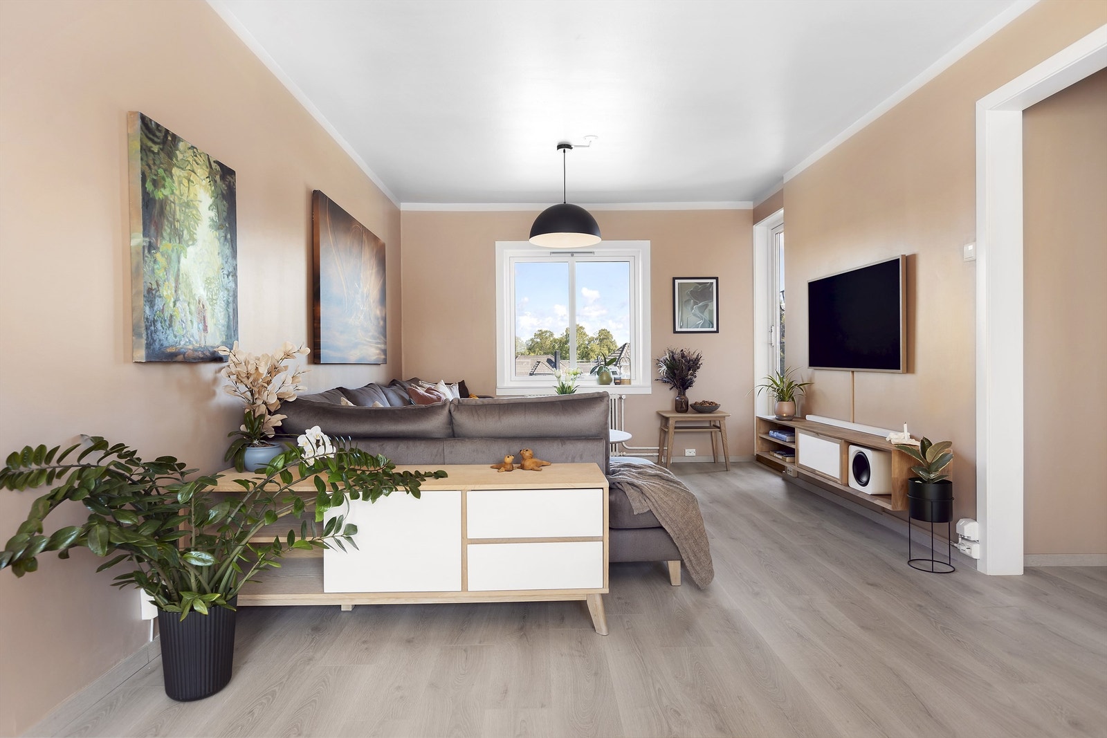 Stuen er romslig og har plass til en stor sofagruppe. Galleribilde
