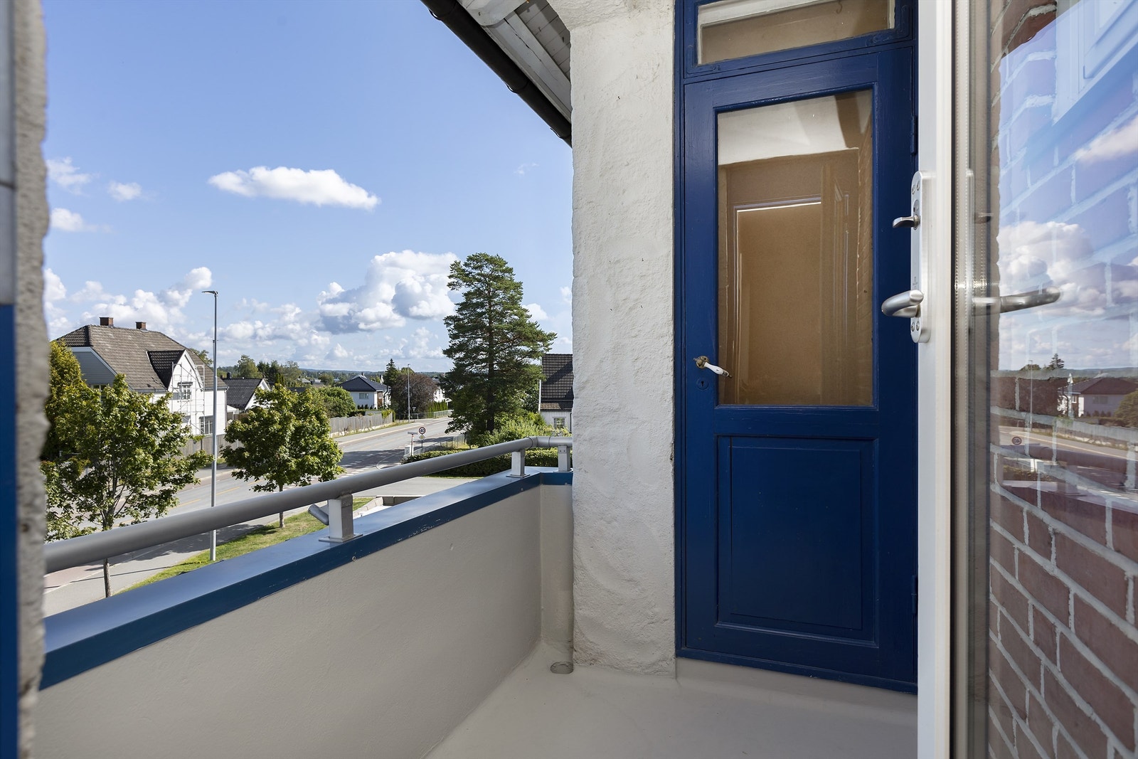 Leiligheten har også en praktisk luftebalkong med utgang fra den andre siden av stuen. Galleribilde