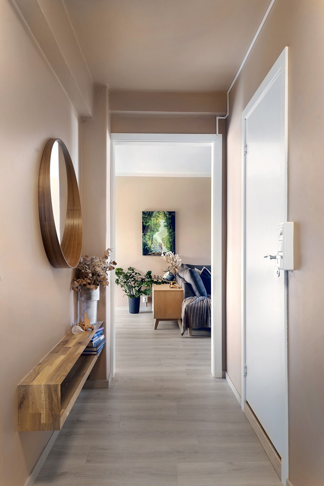 Lys og innbydende entré med nytt gulv og plassbygd garderobeskap. Leiligheten disponerer også to romslige boder utenfor leiligheten. Galleribilde