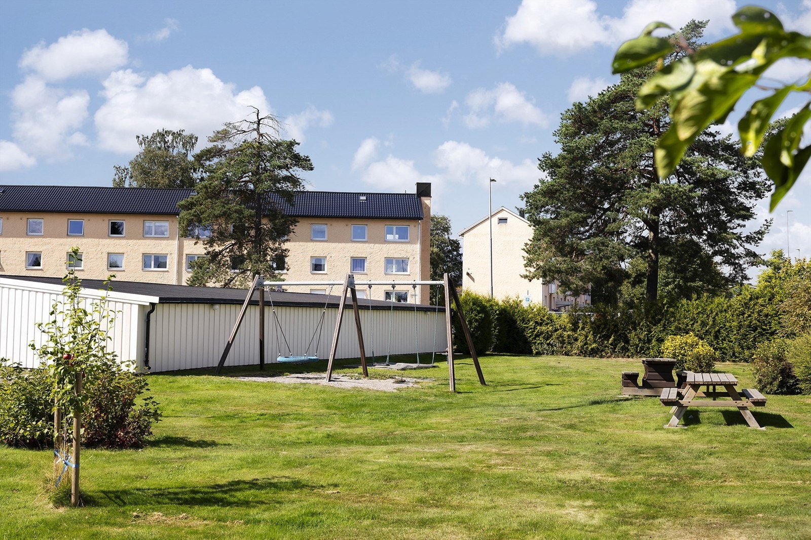 Fellesområdene er pent opparbeidet med lekeplass og sittegrupper. Galleribilde