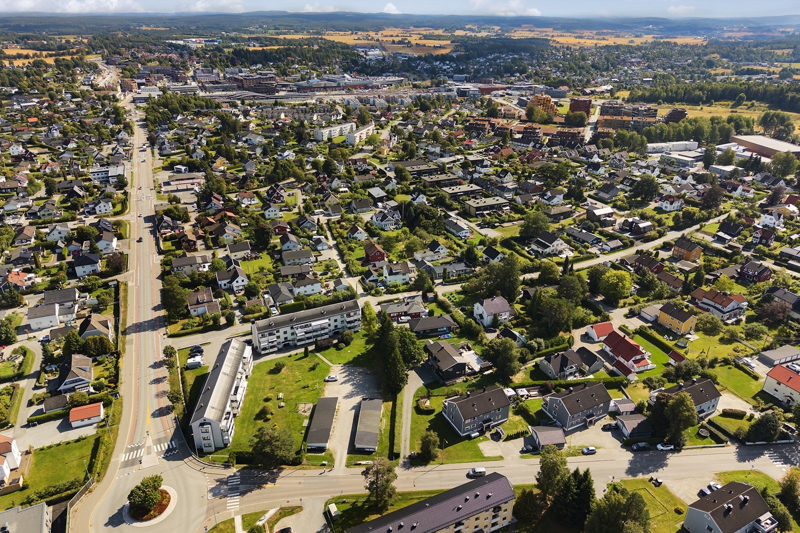 Kort vei til Ski sentrum med togstasjon, kjøpesenter og alle servicetilbud. Galleribilde