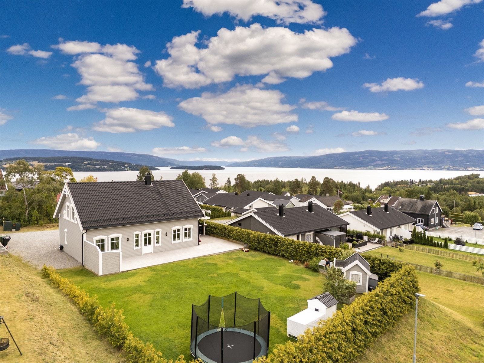 Velkommen til Øvre Fegrihellinga 3.
Foto: Viken Fototjenester Eirik Andersen Galleribilde