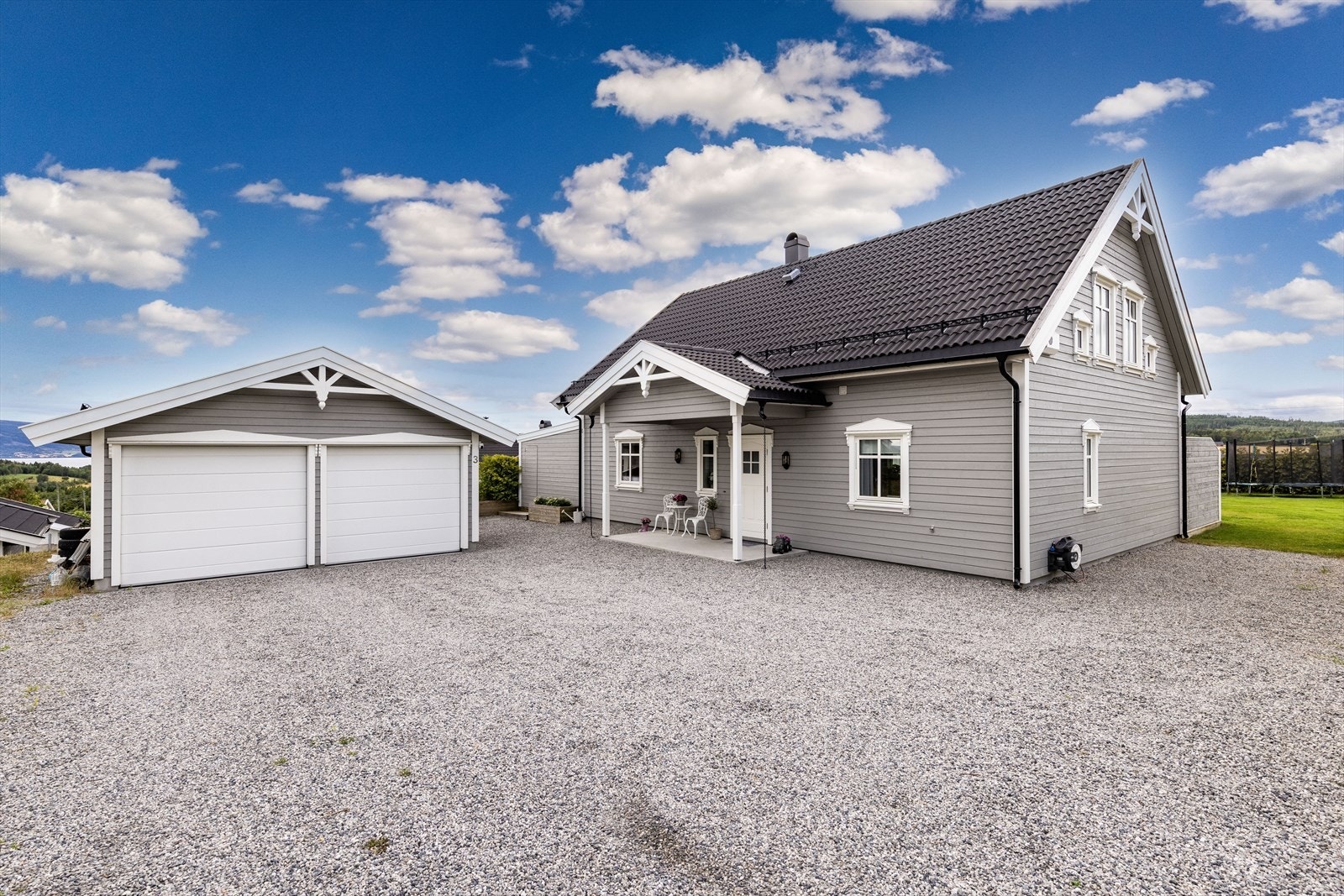 Frittstående dobbeltgarasje på 46 m² oppført i 2019. Galleribilde
