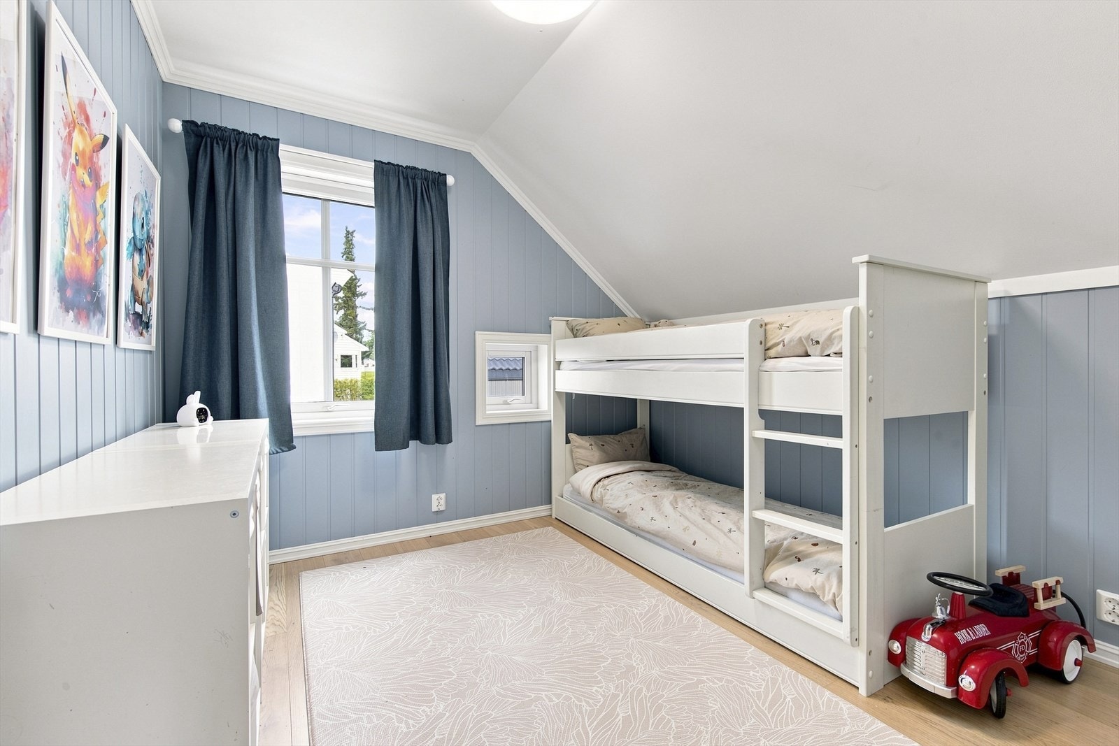Rommet er lett å møblere og har plass til både seng og skrivepult. Galleribilde