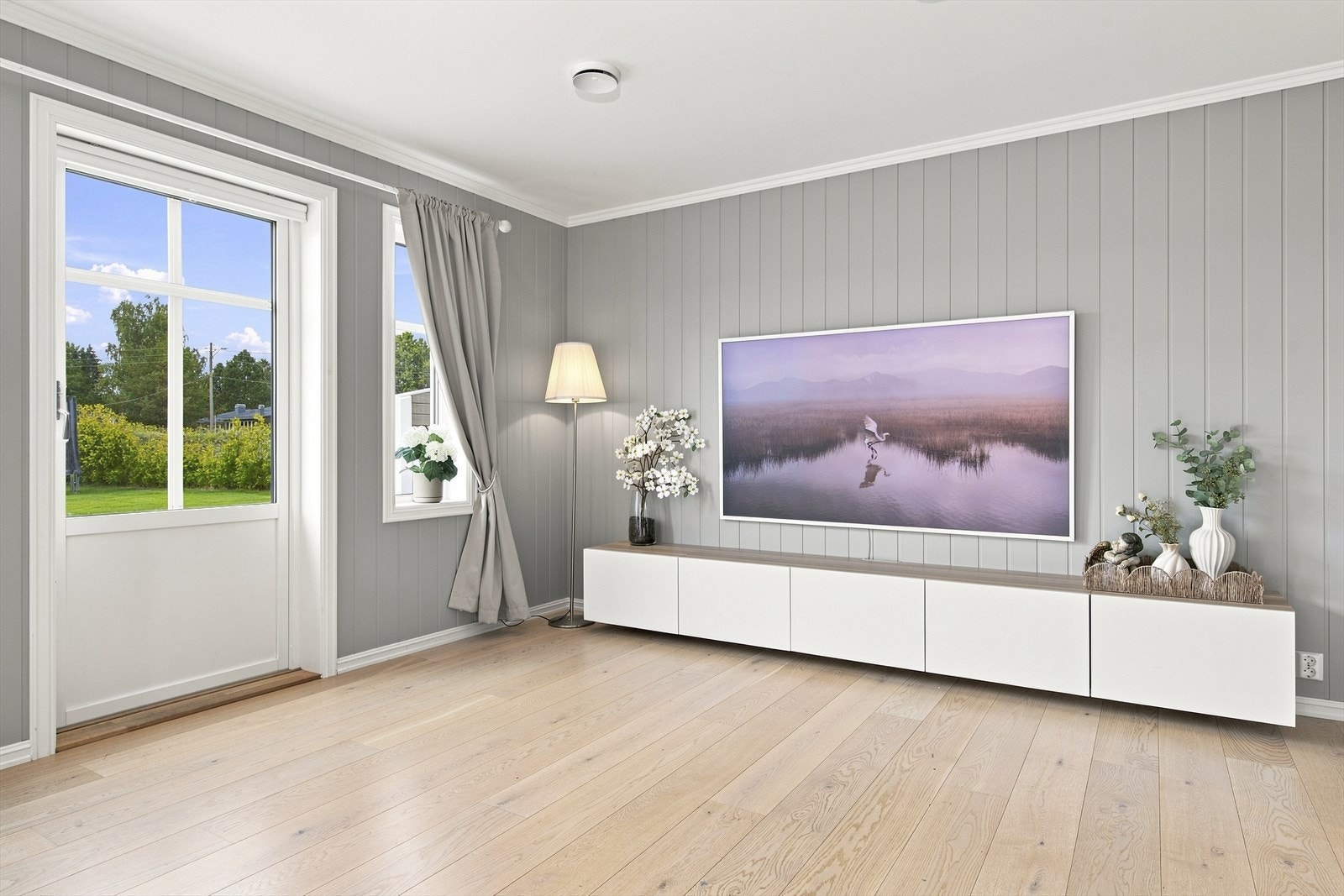 Fra stuen er det direkte utgang til den store plattingen på 95 m². Galleribilde