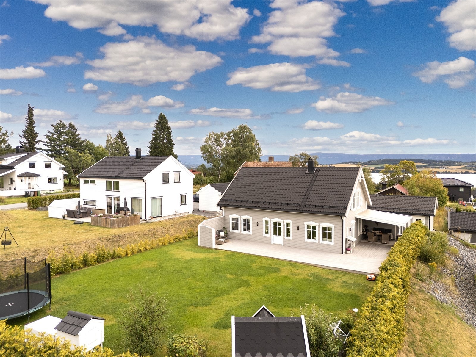 Eiendommen inkluderer også en lekestue og et hønsehus i hagen. Galleribilde