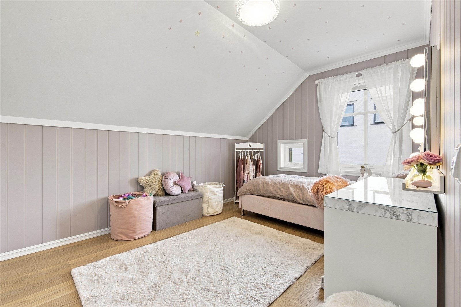 Et perfekt barnerom med plass til både seng og lekeareal. Galleribilde