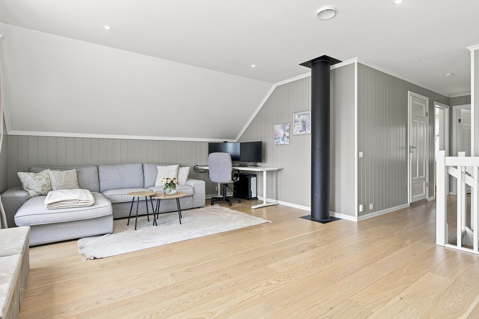 Her er det god plass til en ekstra sittegruppe eller en hjemmekontorløsning. Galleribilde