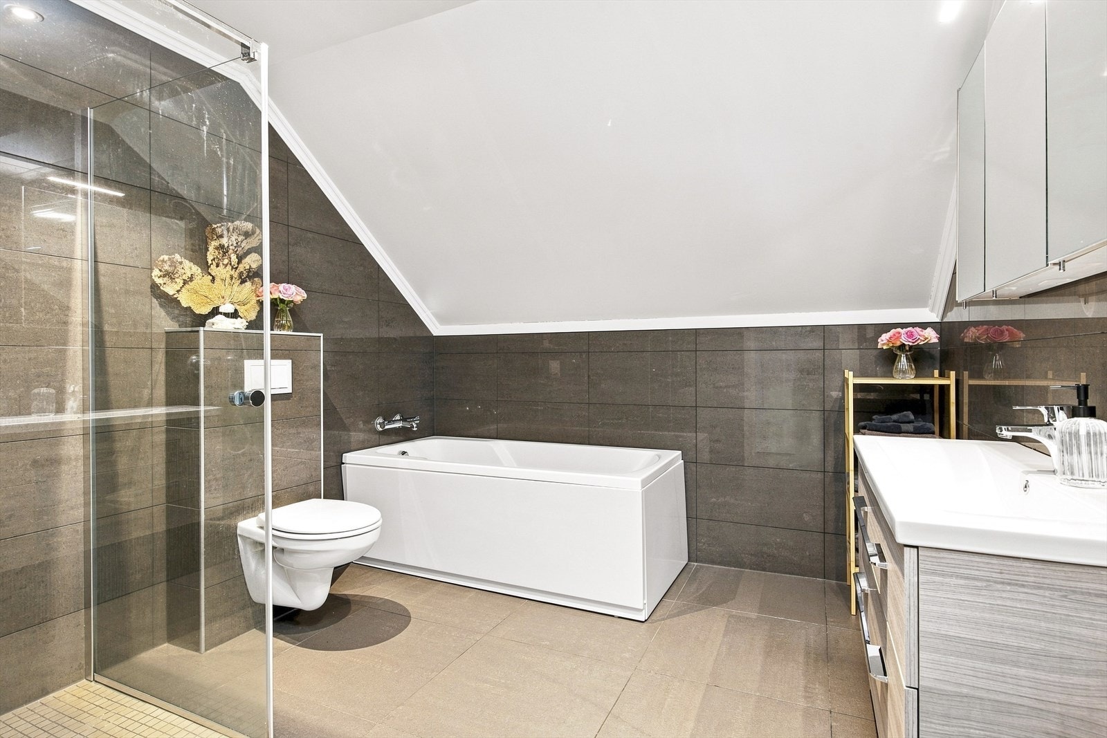 Badet er utstyrt med både badekar og et separat dusjhjørne. Galleribilde