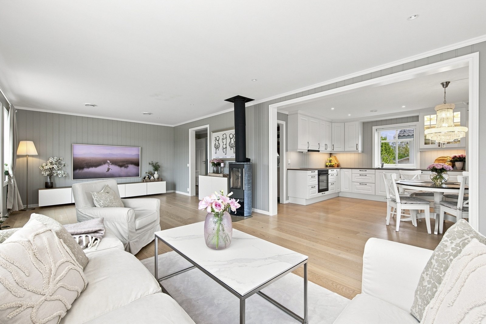 Enebolig fra 2019 over to plan med gjennomgående god standard og familievennlig planløsning. Galleribilde