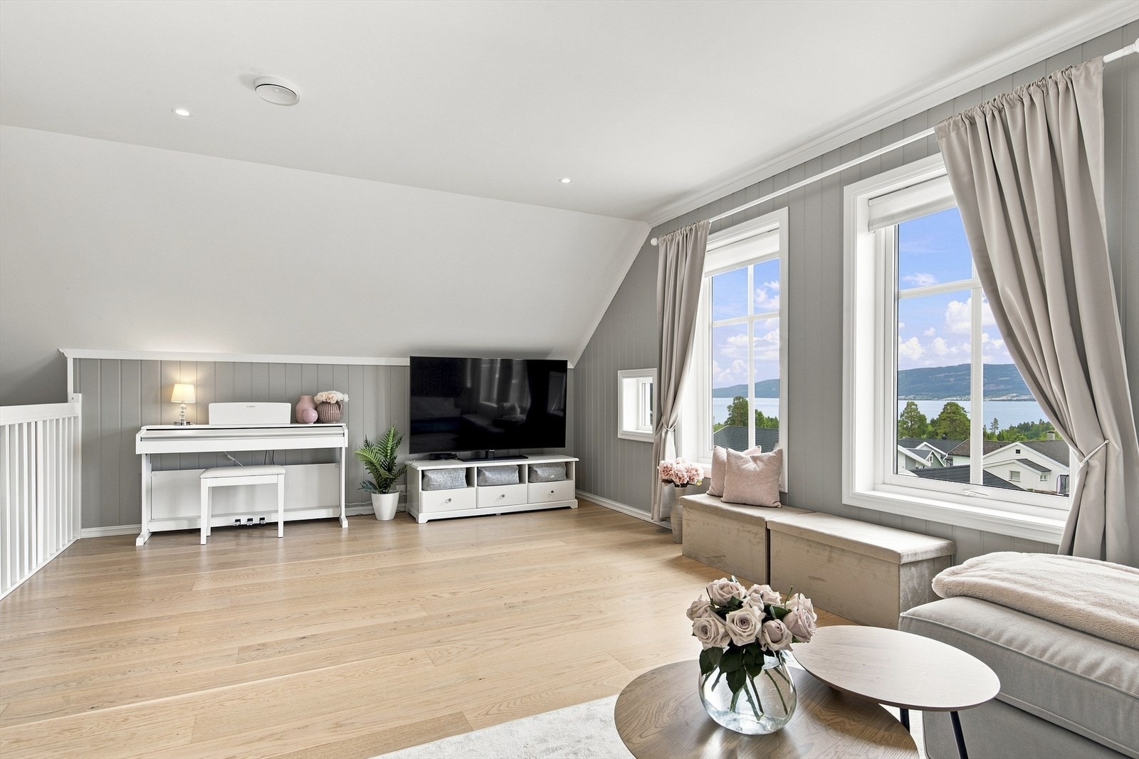 Loftstuen i andre etasje er et lyst og allsidig rom med flott utsikt. Galleribilde