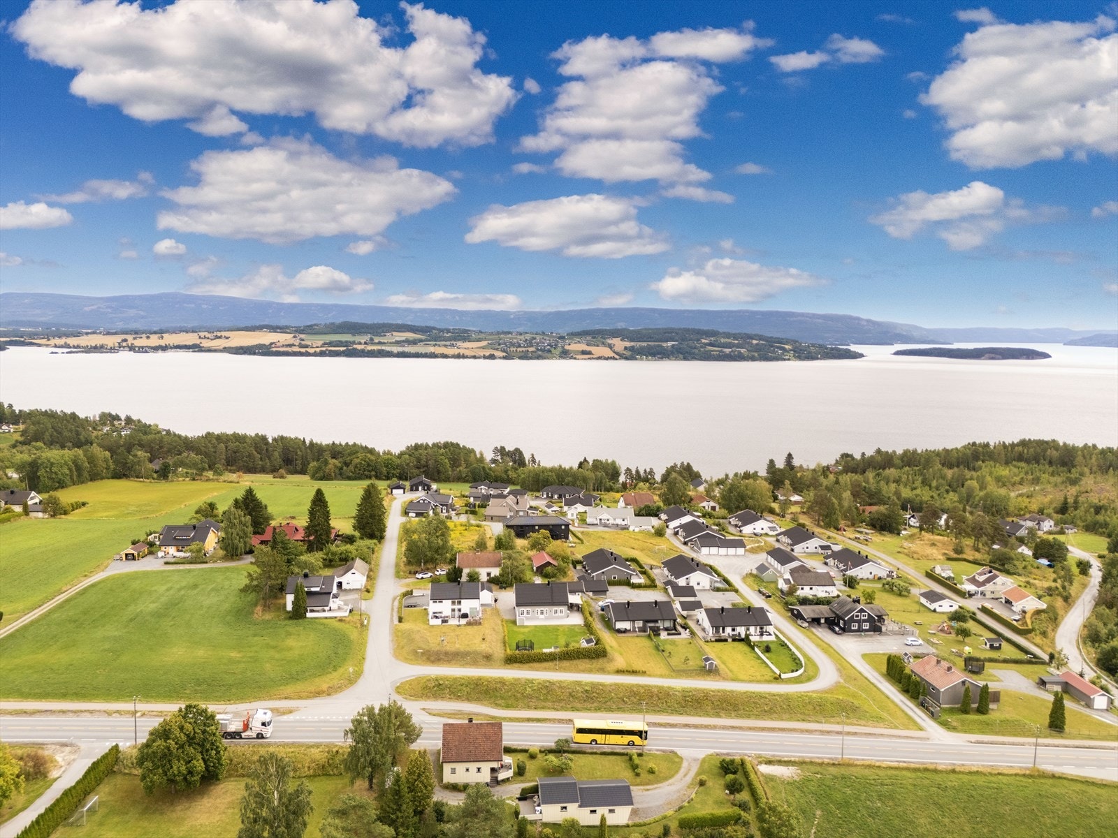 Eiendommen ligger i et etablert og barnevennlig boligområde på Tyristrand. Galleribilde