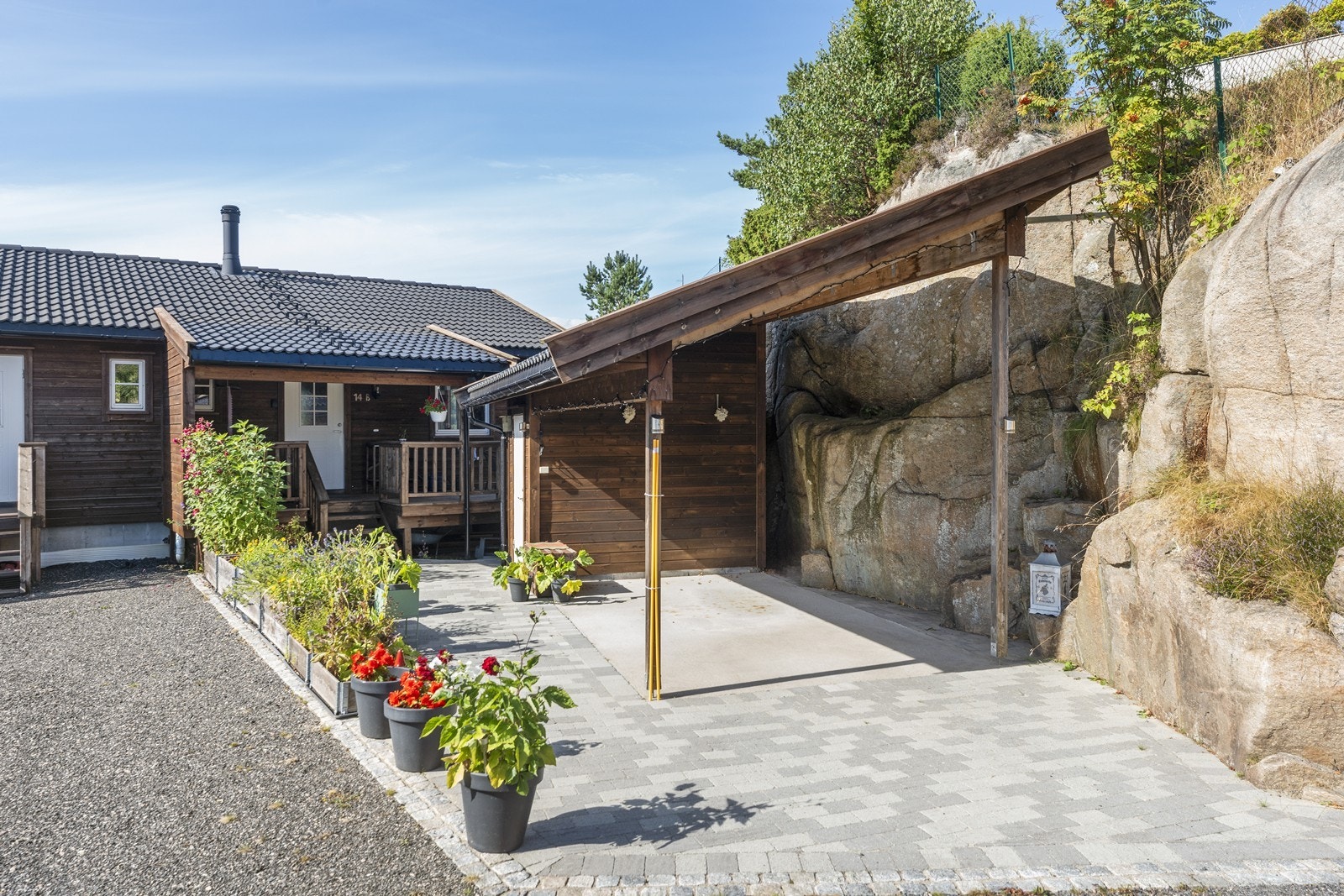 Carport ved inngangspartiet. Galleribilde