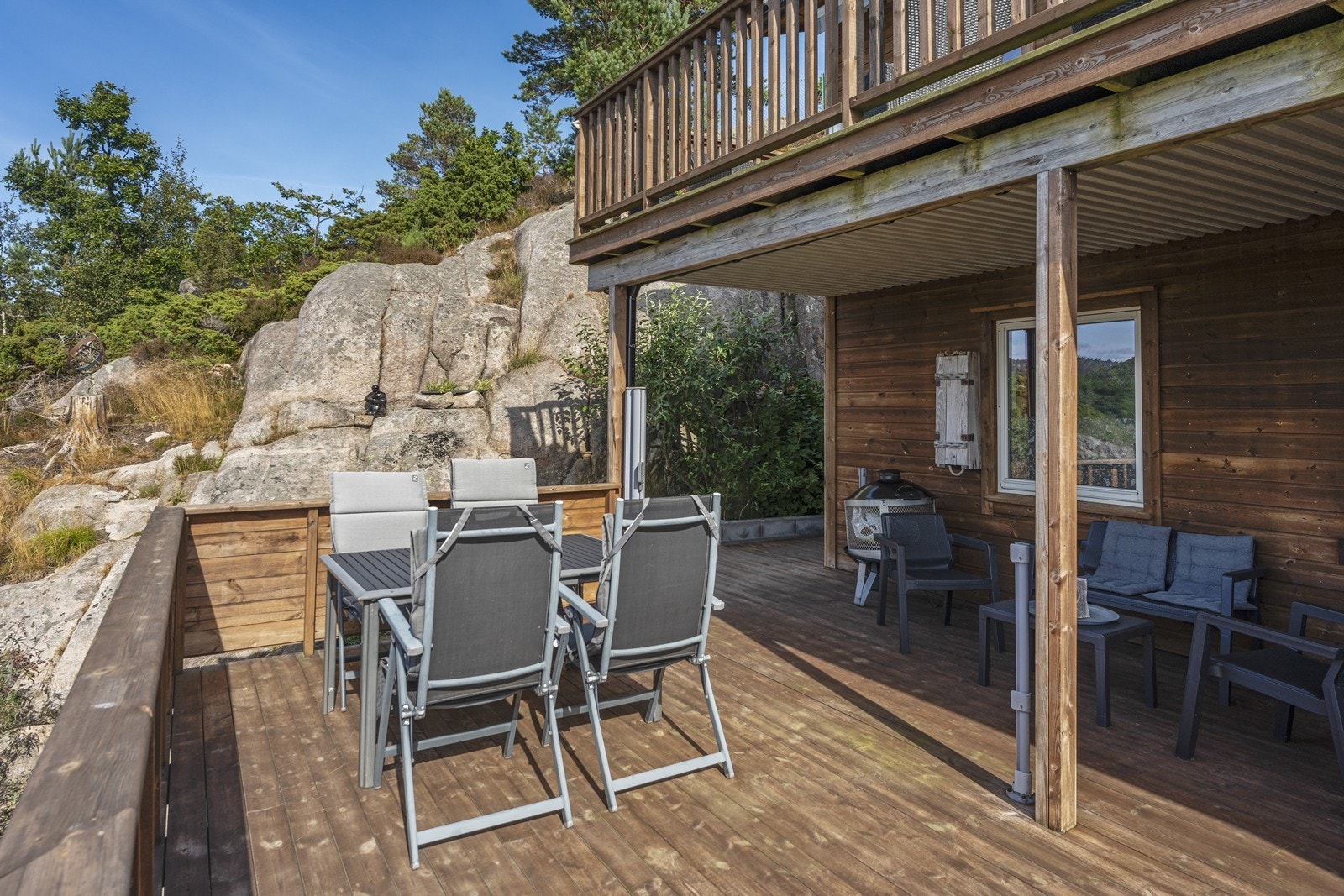 Stor terrasse med utgang fra underetasjen. Galleribilde