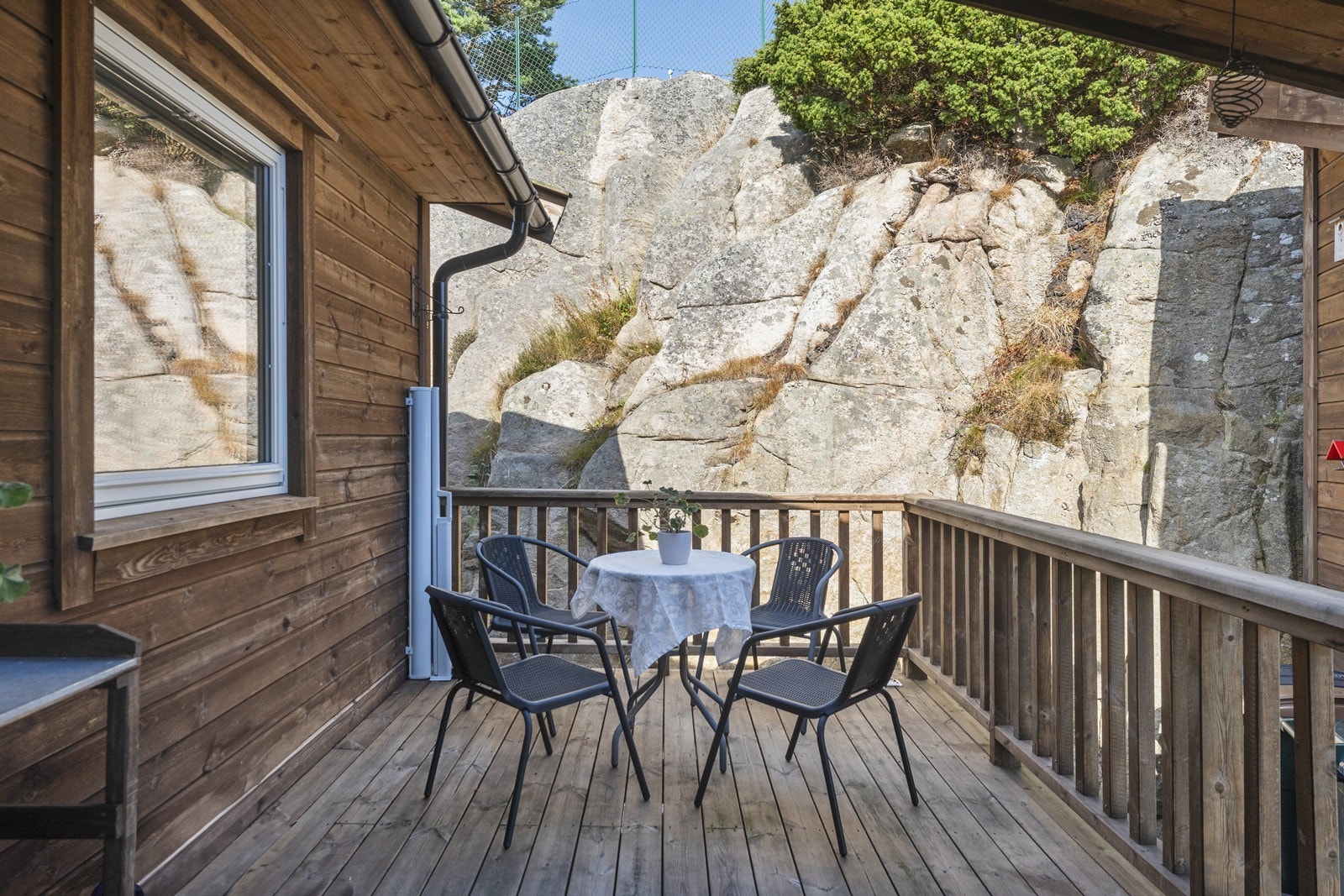 Hyggelig uteplass ved inngangspartiet. Galleribilde