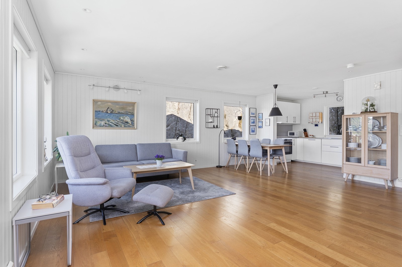 Åpen og innbydende stue/kjøkken. Galleribilde