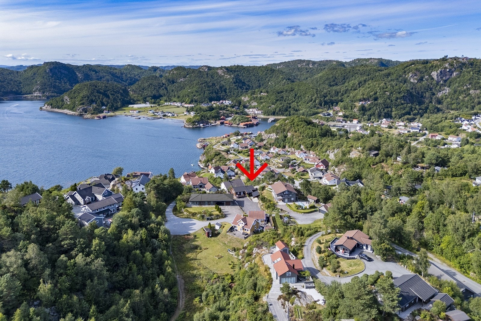 Boligen ligger i et nyere boligfelt nærme sjøen. Galleribilde