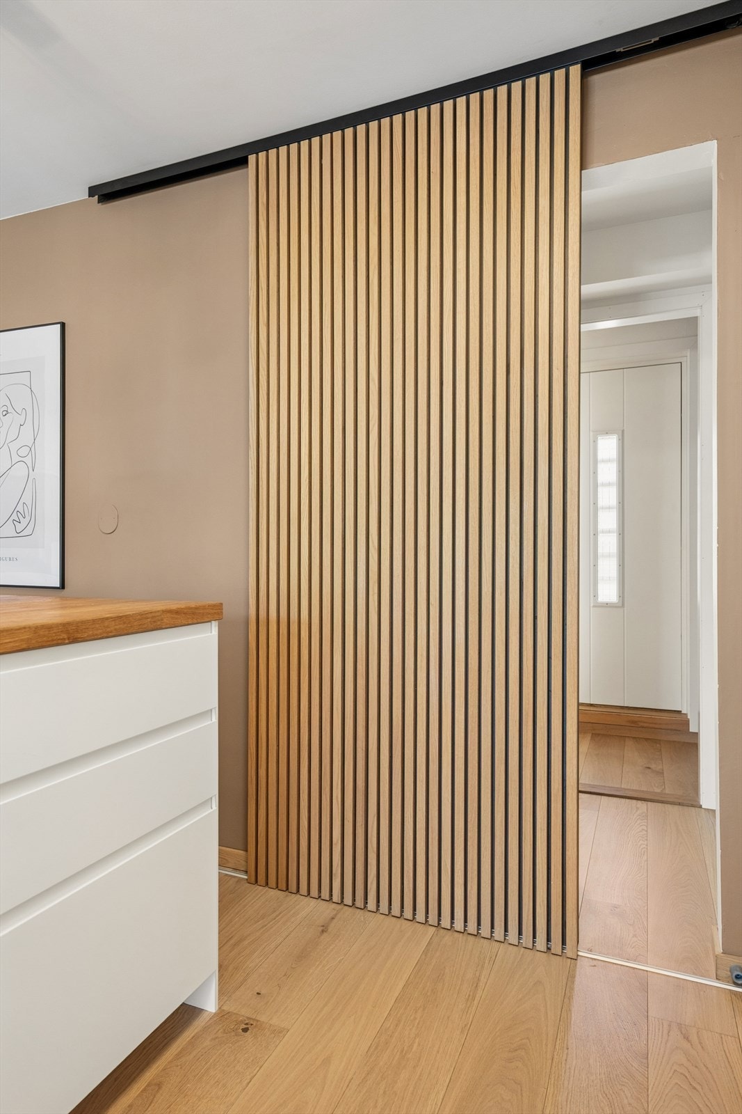 Stilig "spilevegg" som kan skyves til siden. Galleribilde