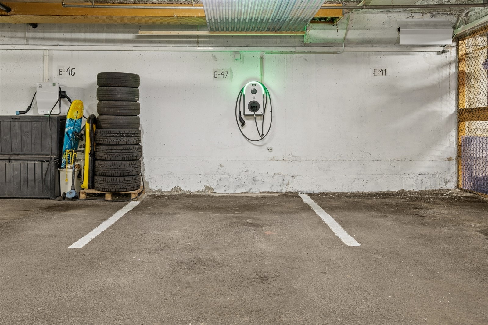 Fast parkering i lukket anlegg med el-lader installert. Galleribilde