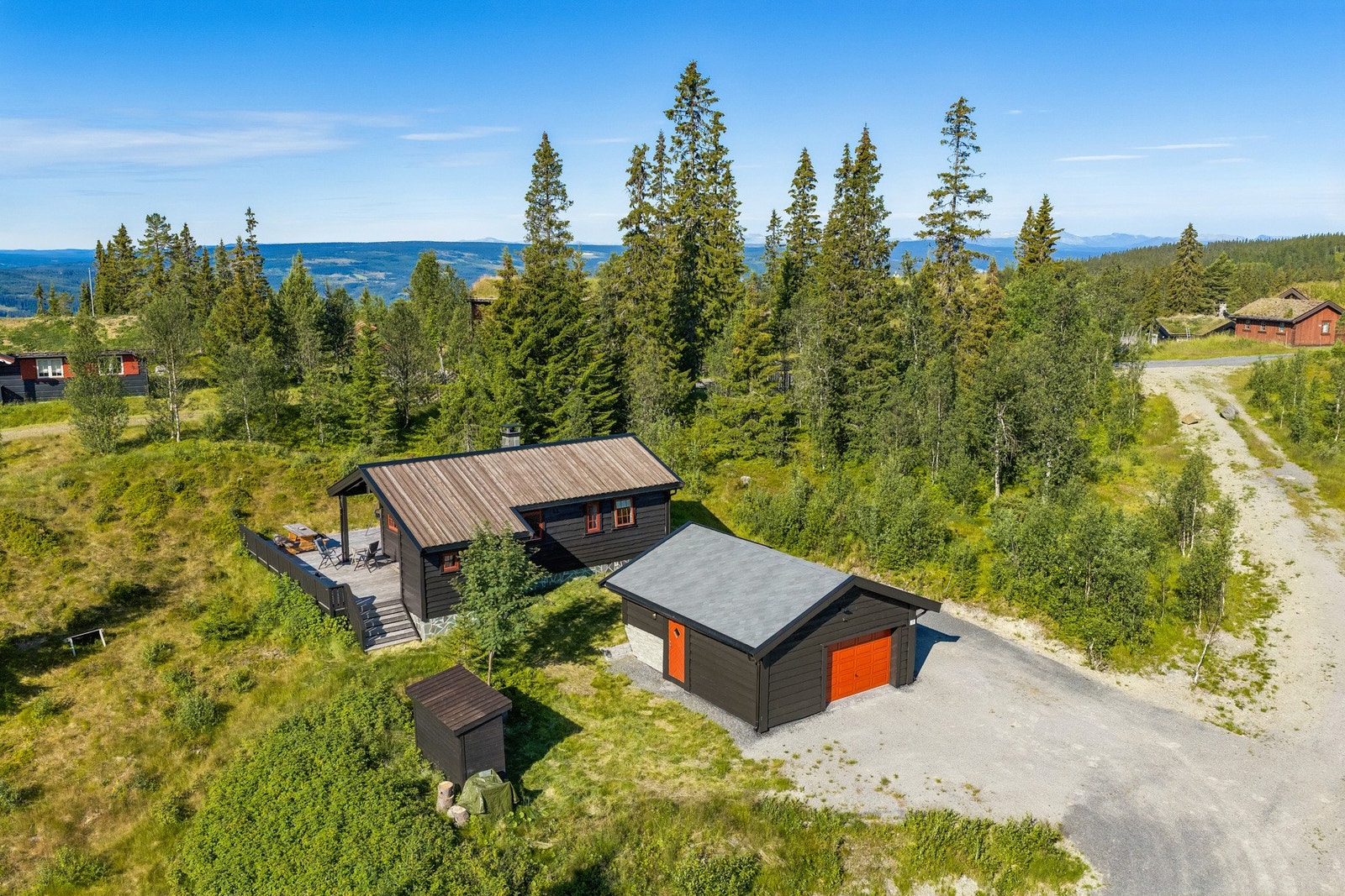 Eiendommen består av en hyggelig hytte med en praktisk planløsning og tilhørende garasje. Galleribilde