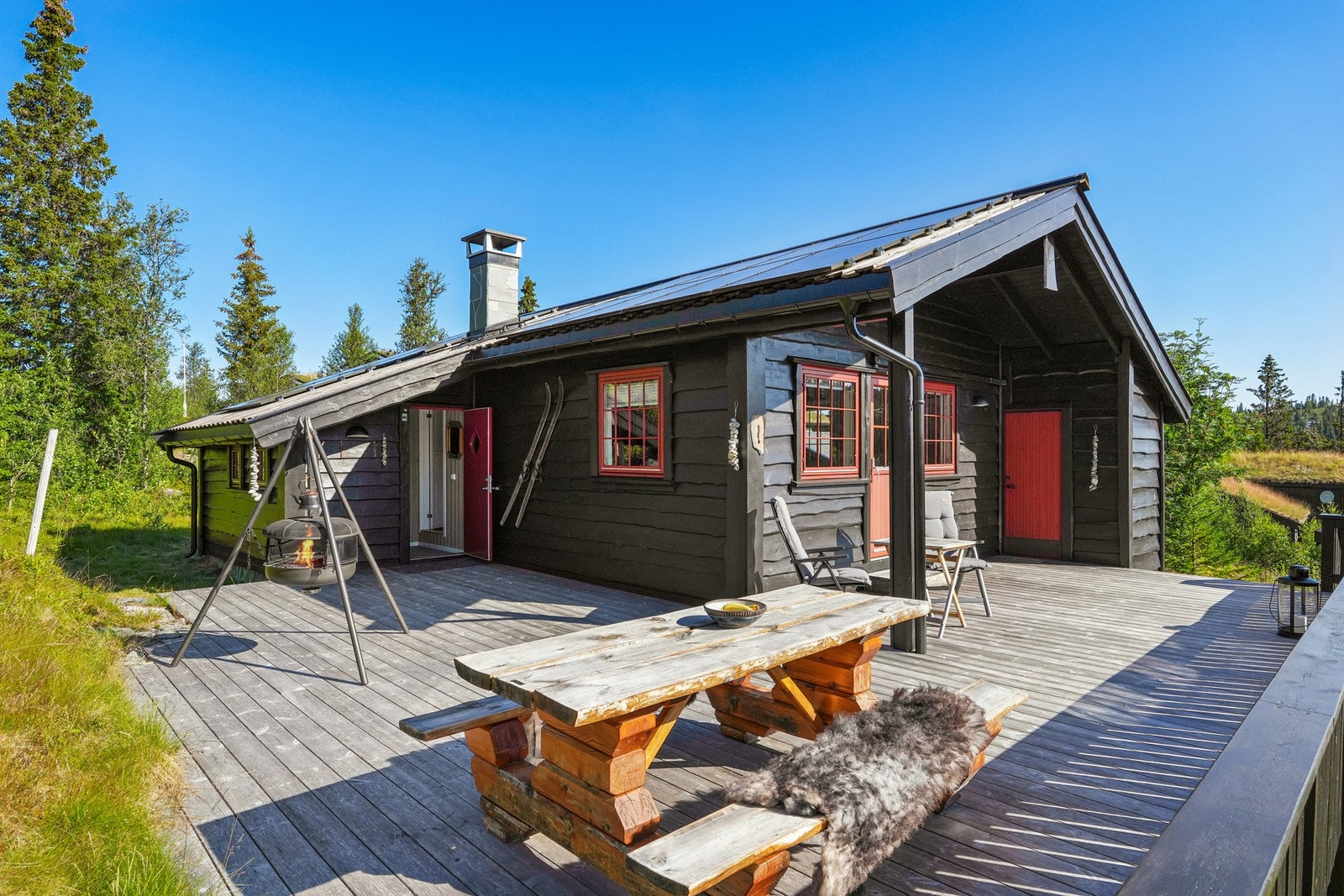 Den romslige terrassen gir gode muligheter for å etablere flere hyggelige utesoner og nyte fine dager i naturskjønne omgivelser. Galleribilde
