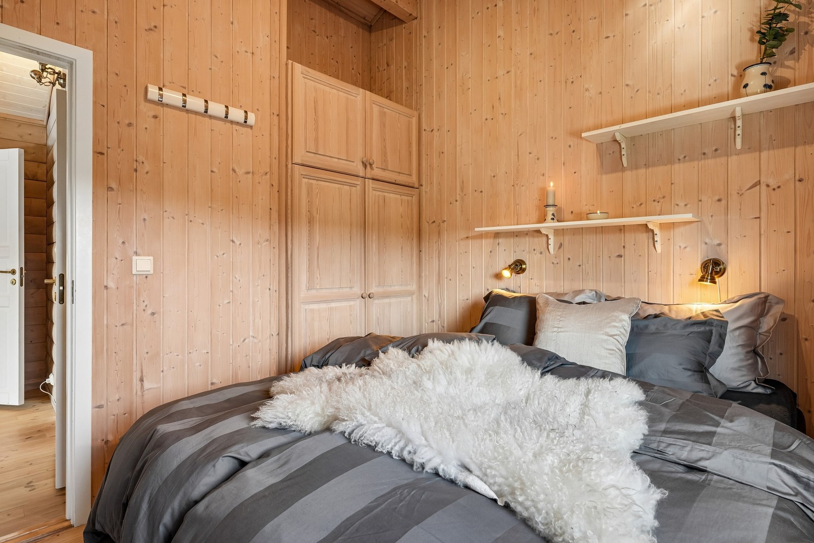 Hovedsoverom med plass til dobbeltseng og garderobeskap. Galleribilde
