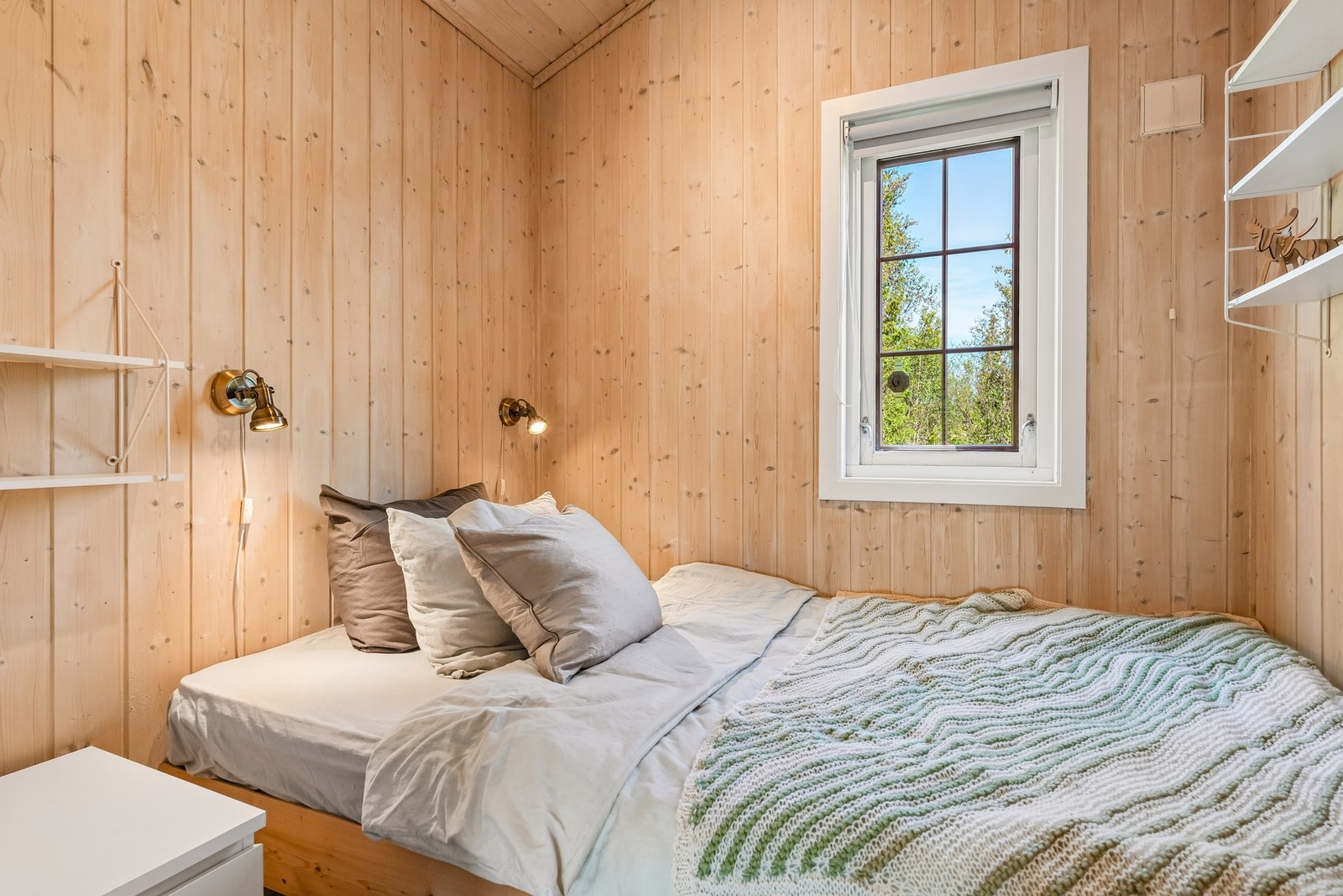 Soverom to med plassbygd seng. Galleribilde