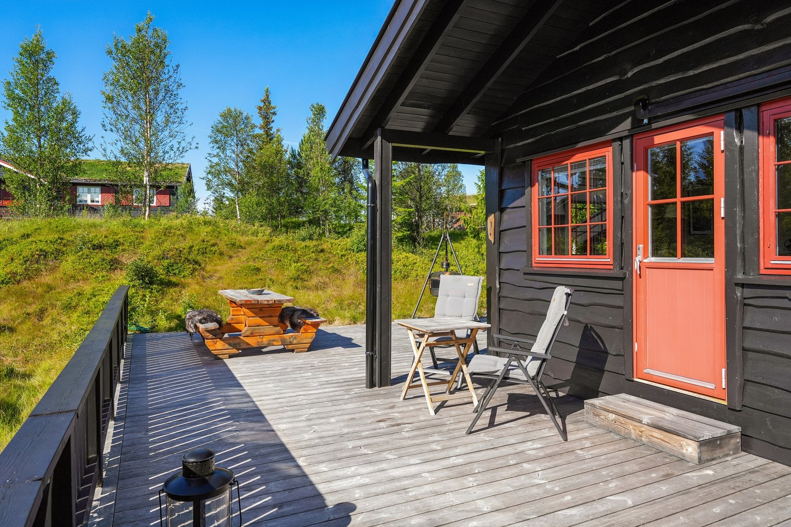 Fra terrasse er det adkomst til bakkeplan for lek og moro. Galleribilde