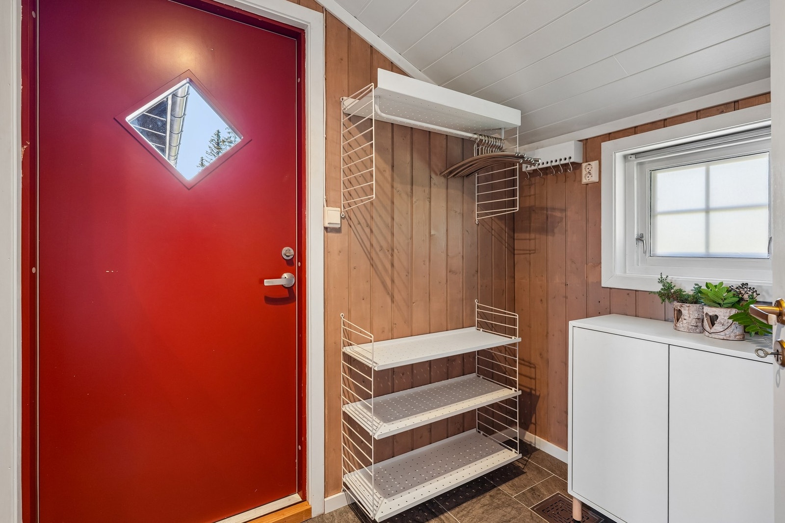 Entré med hyller for oppbevaring og plass til en mindre kommode. Galleribilde