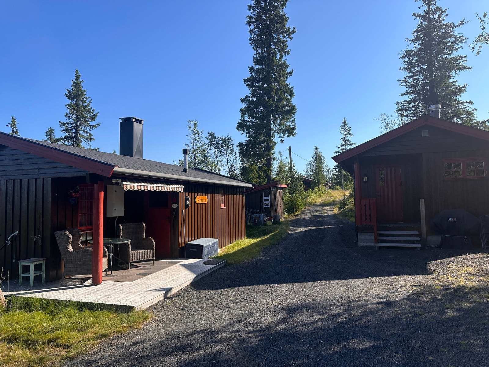 Hytte med koselig beliggenhet i område med veletablert fritidsbebyggelse på Vardefjell, nær Garin i Etnedal, Valdres. Galleribilde