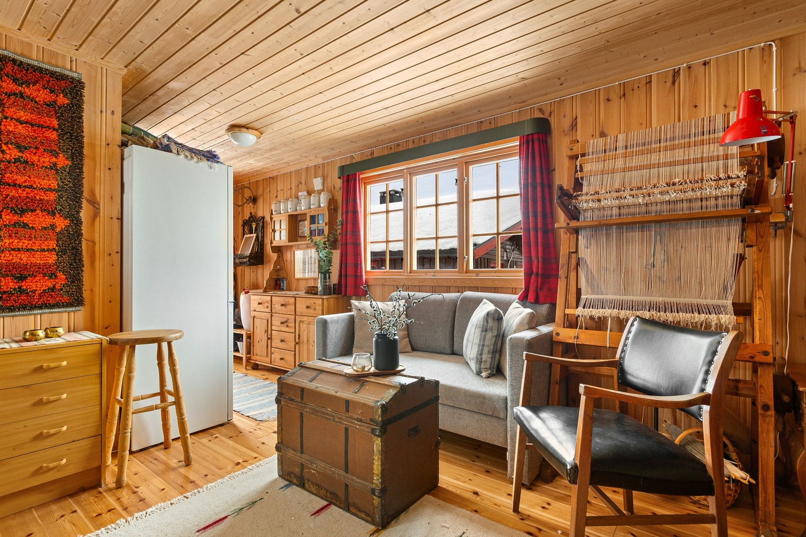 Anneks med plass for sofa og flere sengeplasser. Galleribilde